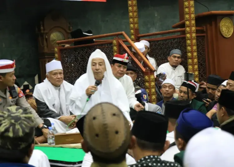 HUT BHAYANGKARA KE-77 : Kapolresta Tangerang Kombes Pol Sigit Danny Setiyono, Maulana Al-Habib Muhammad Luthfi, dan Sekretaris Daerah Kabupaten Tangerang, Moch. Maesyal Rasyid saat menghadiri acara istigosah dan tausiyah memperingati HUT Bhayangkara ke-77 di Masjid Agung Al-Amjad, Puspemkab Tangerang, Tigaraksa, Jumat (7/7). (ALFIAN HERIANTO)