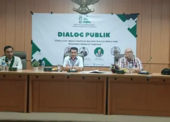 DIALOG PUBLIK: Sekretaris Daerah Kabupaten Tangerang, Moch. Maesyal Rasyid (tengah), bersama Ketua HMI Muhammad Agus (kanan), dan Kepala Dinas Kabupaten Tangerang Ahmad Muchlis (kiri), dalam acara dialog publik di Aula Bola Sundul, Gedung Usaha Daerah (GUD) Pusat Pemerintahan Kabupaten Tangerang, Sabtu (8/7). (ALFIAN HERIANTO)