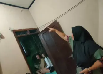 RETAK-RETAK: Situasi di rumah kontrakan milik Onih (40), warga Kampung Tapos, Desa Tapos, Kecamatan Tigaraksa, terlihat banyak keretakan di tembok, yang diduga akibat pembangunan jalan. (ALFIAN HERIANTO)