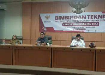 PEMAPARAN: Suasana dalam acara Bimtek Implementasi Keterbukaan Publik yang dilaksanakan oleh KIP Banten di Ruang Bola Sundul, GUD Pusat Pemerintahan Kabupaten Tangerang, Tigaraksa, Selasa (11/7). Terlihat Anggota Komisi I DPRD Provinsi Banten, Muhammad Bahri dan Wakil Ketua Komisi Informasi Provinsi Banten, Hilman sedang memberikan pemaparan kepada para audiens yang hadir. (ALFIAN HERIANTO/SATELIT NEWS)