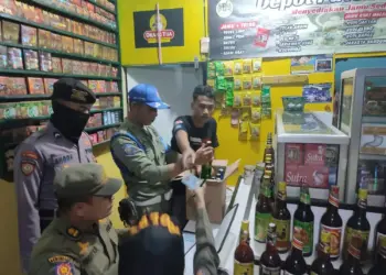 DISITA: Suasana razia di 35 depot jamu yang berada di Tigaraksa, Panongan, Balaraja, Pasar Kemis, dan Cikupa, Sabtu (15/7). Terlihat petugas Satpol PP Kabupaten Tangerang tengah mengamankan ratusan motor miras. (ALFIAN HERIANTO/SATELIT NEWS)