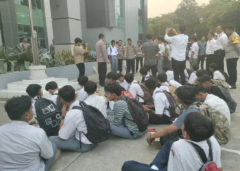 DIAMANKAN: Puluhan pelajar yang terdiri dari SMP dan SMK/SMA diamankan di Mapolresta Tangerang saat terjaring razia oleh jajaran Polsek Balaraja di Kawasan Olek, dan Tobat Balaraja, Senin (17/7). (ALFIAN HERIANTO/SATELIT NEWS)