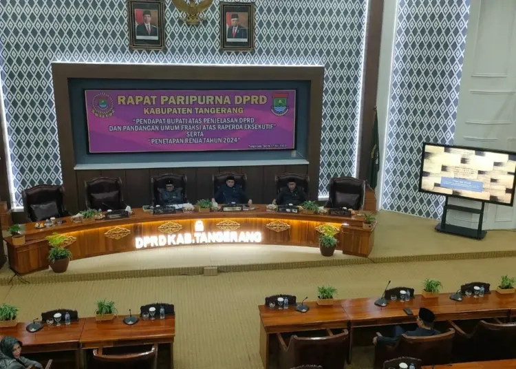 RAPAT PARIPURNA: Situasi saat paripurna DPRD Raperda Inisiatif dan Eksekutif di Gedung DPRD Kabupaten Tangerang, Senin (17/7). (ALFIAN HERIANTO/SATELIT NEWS)