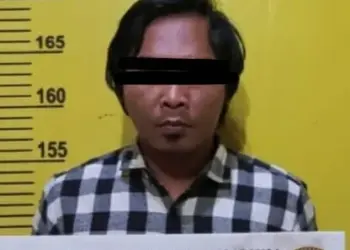 DIAMANKAN: Seorang pria bernama Ramdani (34) asal Poris Plawad, Cipondoh, Kota Tangerang dibekuk Kepolisian Resort Kota Tangerang, karena diduga membawa sajam dimuka umum. (ISTIMEWA)