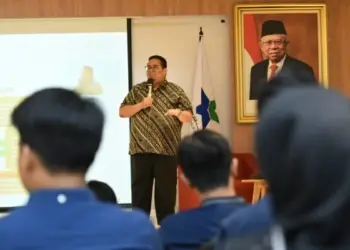 JADI NARASUMBER: Ketua Bawaslu Rahmat Bagja saat menjadi narasumber dalam kegiatan 'Menyongsong Karir Politik dengan Penyelenggara Berintegritas' yang digelar Ikatan Alumni Universitas Indonesia (ILUNI UI) di Gedung Perpustakaan Nasional, Jakarta, Minggu (23/7/2023). (DOK BAWASLU)