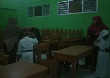 Hari Pertama Sekolah, Orang Tua di Lebak Berebut Bangku untuk Anak