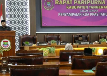 RAPAT PARIPURNA: Bupati Zaki saat menyampaikan Kebijakan Umum Anggaran (KUA) dan Prioritas Plafon Anggaran Sementara (PPAS) Tahun Anggaran 2024 di dalam Rapat Paripurna di Gedung DPRD Kabupaten Tangerang, Tigaraksa, Jumat (14/7/2023). (ISTIMEWA)