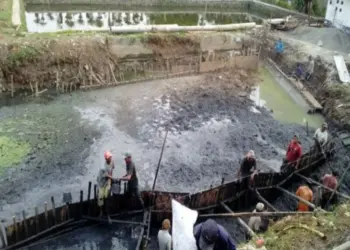 Kelurahan Cipondoh Kota Tangerang Lakukan Normalisasi Embung