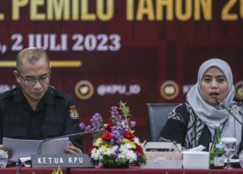 PLENO: Ketua KPU Hasyim Asyari bersama anggota KPU Betty Epsilon Idroos (kanan) saat rapat pleno terbuka rekapitulasi Daftar Pemilih Tetap (DPT) Pemilu 2024 di Kantor KPU, Jakarta, Minggu (2/7). (DOKUMEN RM)