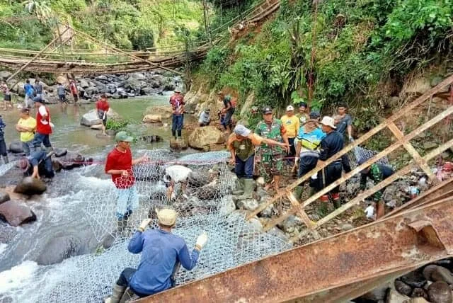 Warga Terisolir Cibeber Lebak Bangun Jembatan Darurat