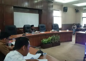 HEARING: Suasana hearing di Ruang Rapat Gabungan Gedung DPRD Kabupaten Tangerang antara masyarakat Kecamatan Pakuhaji, Satpol PP, Kecamatan Pakuhaji, Kades Kohod, Kades Gaga, DBMSDA Kabupaten Tangerang dan pihak terkait lainnya, Selasa (4/7). Terlihat Ketua DPRD Kabupaten Tangerang Kholid Ismail sedang memimpin hearing. (ALFIAN HERIANTO)