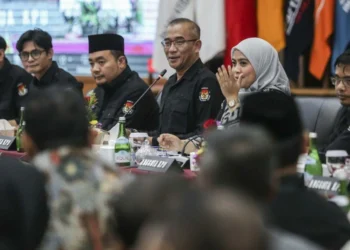 RAPAT PLENO: Ketua KPU Hasyim Asyari bersama anggota KPU Betty Epsilon Idroos (kanan) saat rapat pleno terbuka rekapitulasi Daftar Pemilih Tetap (DPT) Pemilu 2024 di Kantor KPU, Jakarta, Minggu (2/7). (RM)