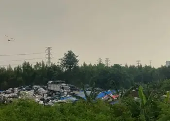 Pengguna KRL di Stasiun Pondok Ranji Ciputat Keluhkan Bau Sampah Menyengat