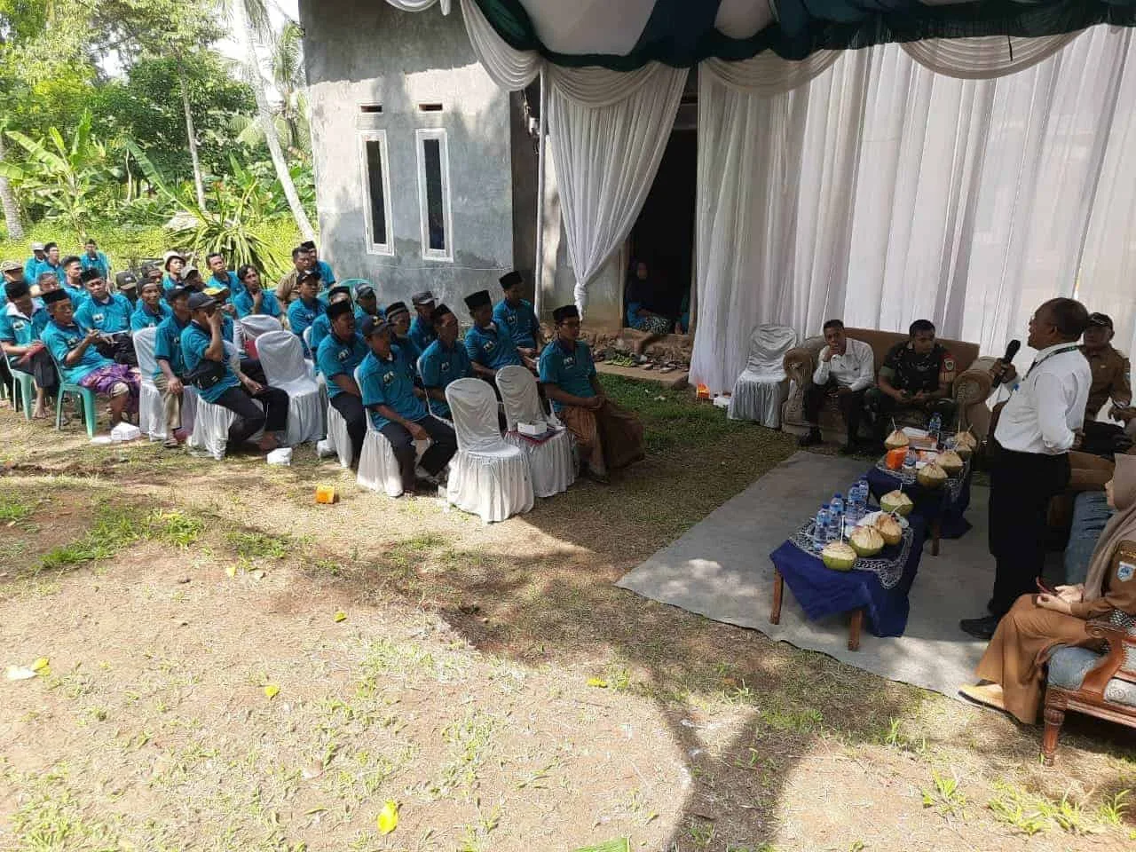 MEMBERIKAN ARAHAN–Kepala DPKP Kabupaten Pandeglang, Nasir, memberikan arahan kepada para petani di Kecamatan Koroncong, Rabu (23/8/2023). (ISTIMEWA)