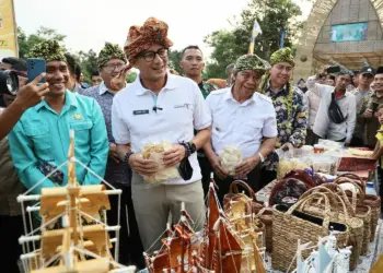 KUNJUNGI DESA WISATA CIKOLELET–Menparekraf RI Sandi Solahudin Uno, kunjungi Desa Wisata Cikolelet, Kabupaten Serang, Sabtu (19/8). (LUTHFI/SATELITNEWS.COM)