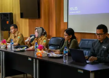 FGD–Pj Sekda Banten Virgojanti, membuka Fokus Group Discusion (FGD), kaitannya dengan kegiatan penelitian lapangan oleh Tim Terpadu (Timdu) Penyelesaian Penguatan Tanah dal rangka Penataan Kawasan Hutan (PPTPKH) untuk permukinan, Fasilitas Umum (Fasum) dan Fasilitas Sosial (Fasos) di Provinsi Banten, di Aula Dinas Lingkungan Hidup dan Kehutanan (DLHK) Provinsi Banten, Selasa (22/8/2023). (LUTHFI/SATELITNEWS.COM)