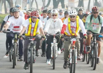 Gowes Bareng Ribuan Warga Tangsel, Airin Disambut Meriah