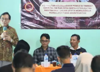 SOSIALISASI: Anggota DKPP I Dewa Kade Wiarsa Raka Sandi, ketika mensosialisasikan KEPP di Balai Desa Kutosari, Kecamatan Karanganyar, Kabupaten Pekalongan, Provinsi Jawa Tengah, Minggu (30/7/2023) malam. (DOK DKPP)