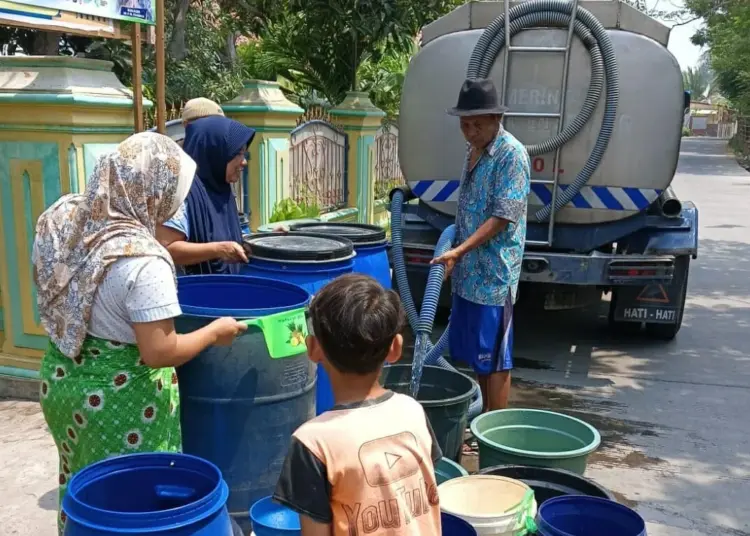 BANTUAN AIR BERSIH–Perusahaan Umum Daerah (Perumda) Tirta Al Bantani Kabupaten Serang, telah menyalurkan bantuan sebanyak 175 tangki air bersih atau sekitar 875.000 liter. Bantuan itu diberikan kepada warga, yang mengalami atau terdampak kekeringan di wilayah Serang Utara, Timur dan Serang Barat, akibat musim kemarau panjang. (ISTIMEWA)