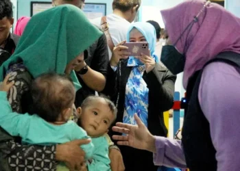 MENYAPA IBU MENYUSUI–Bupati Irna, menyapa ibu menyusui di acara Gebyar Pekan Menyusui Dunia 2023, di gedung Unit Pelaksana Teknis Daerah (UPTD) Puskesmas Cimanuk, Sabtu (26/8/2023). (ISTIMEWA)