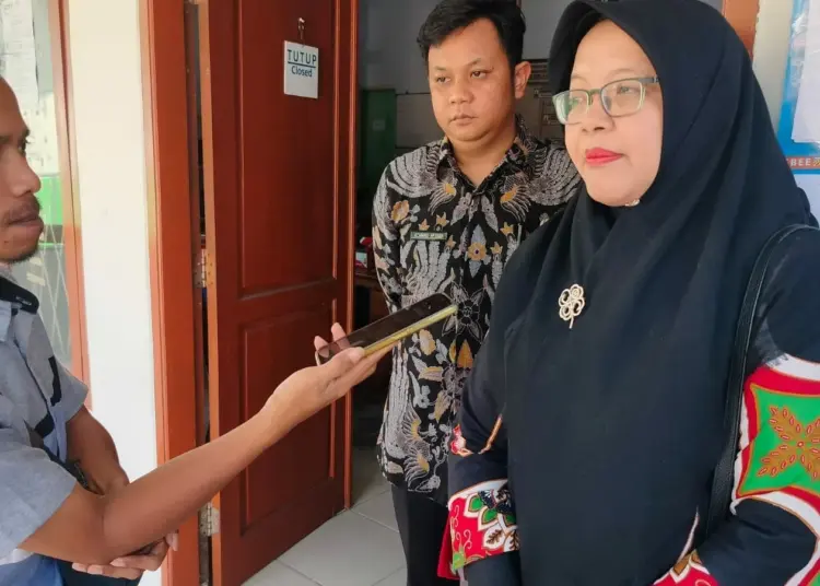 Kepala Disnakertrans Kabupaten Serang, Diana A Utami, sedang di wawancara. (ISTIMEWA)