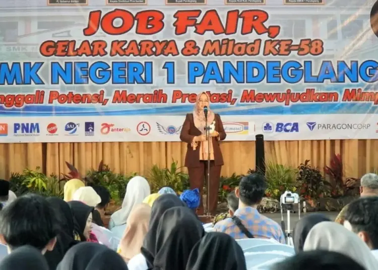 SAMBUTAN - Asda II Bidang Ekonomi dan Pembangunan (Ekbang) Setda Pandeglang, Nuriah, menyampaikan sambutan di acara Job Fair, Selasa (1/8/2023). (ISTIMEWA)