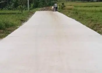 Ruas jalan Kadugadung - Koncang, Kecamatan Cipeucang, Kabupaten Pandeglang, selesai dibangun. Untuk menuntaskan pembangunan di Pandeglang, Pemkab setempat butuh anggaran sekitar Rp 6 Triliun. (FAHRIE/SATELITNEWS.COM)