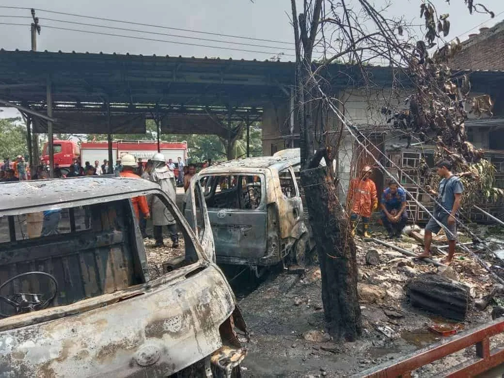 4 Mobil terbakar di Kibin, Kabupaten Serang. (ISTIMEWA)