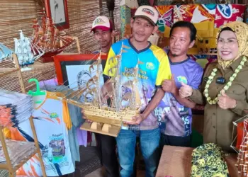 Bupati Serang Ratu Tatu Chasanah, meninjau acara gelaran Festival Desa Wisata Cikolelet, Kabupaten Serang, Selasa (8/8/2023). (SIDIK/SATELITNEWS.COM)