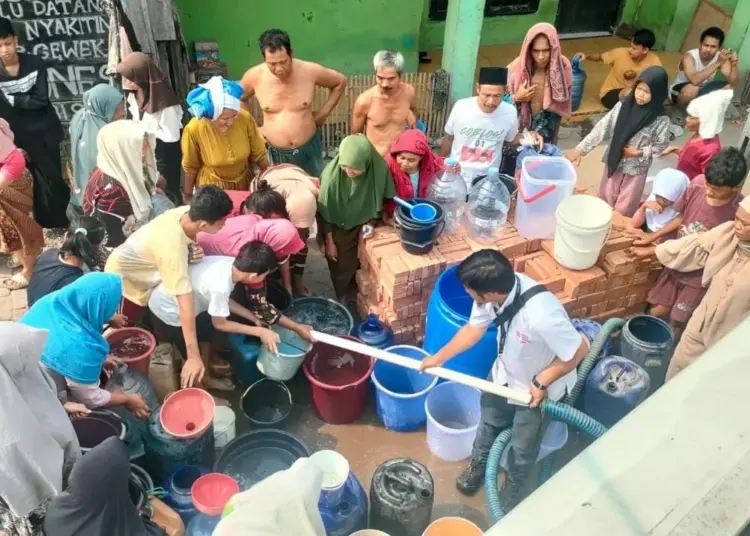 PMI Banten distribusikan air bersih kepada wilayah terdampak kekeringan, Rabu (9/8/2023). (SIDIK/SATELITNEWS.COM)