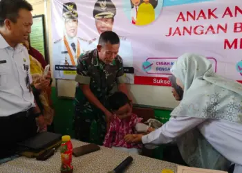 Seorang siswa SD Taman Ciruas Permai (TCP), Kecamatan Ciruas, Kabupaten Serang, sedang diimunisasi oleh petugas Dinkes Kabupaten Serang, Rabu (9/8/2023). (SIDIK/SATELITNEWS.COM)