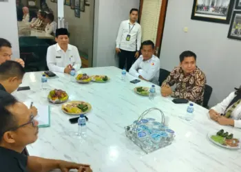 Sekda Kabupaten Serang dan KPU Kabupaten Serang, serta Bawaslu, menggelar rapat koordinasi sebelum melakukan penandatangan berita acara hibah, Rabu (9/8/2023). (SIDIK/SATELITNEWS.COM)