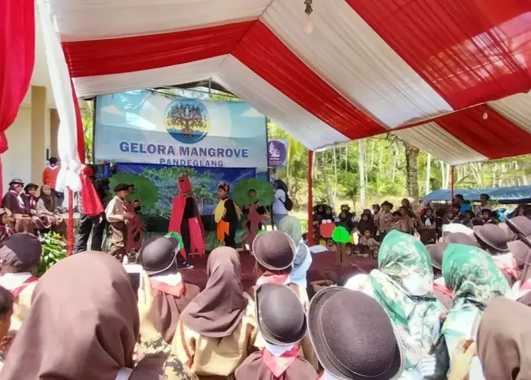 Ratusan pelajar SD, mengikuti acara Gema Mangrove, Minggu (13/8/2023). (ISTIMEWA)