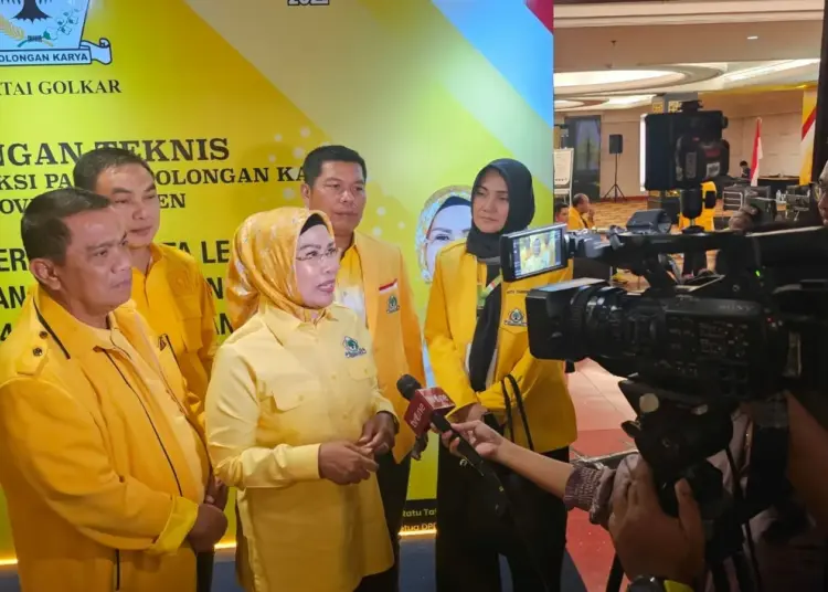 Ketua Golkar Banten, Ratu Tatu Chasanah didampingi jajaran pengurus DPD Partai Golkar setempat, Senin (14/8/2023). (SIDIK/SATELITNEWS.COM)