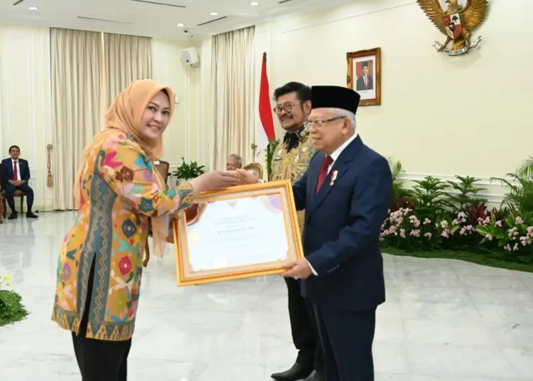 Bupati Pandeglang Irna Narulita, raih penghargaan Adhikarya Pratama Pembangunan Pertanian, diberikan oleh Wapres Ma'ruf Amin, Senin (14/8/2023). (ISTIMEWA)