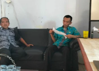 Pegawai Inspektorat Kabupaten Pandeglang, memeriksa dokumen LHP BPK. (FAHRIE/SATELITNEWS.COM)