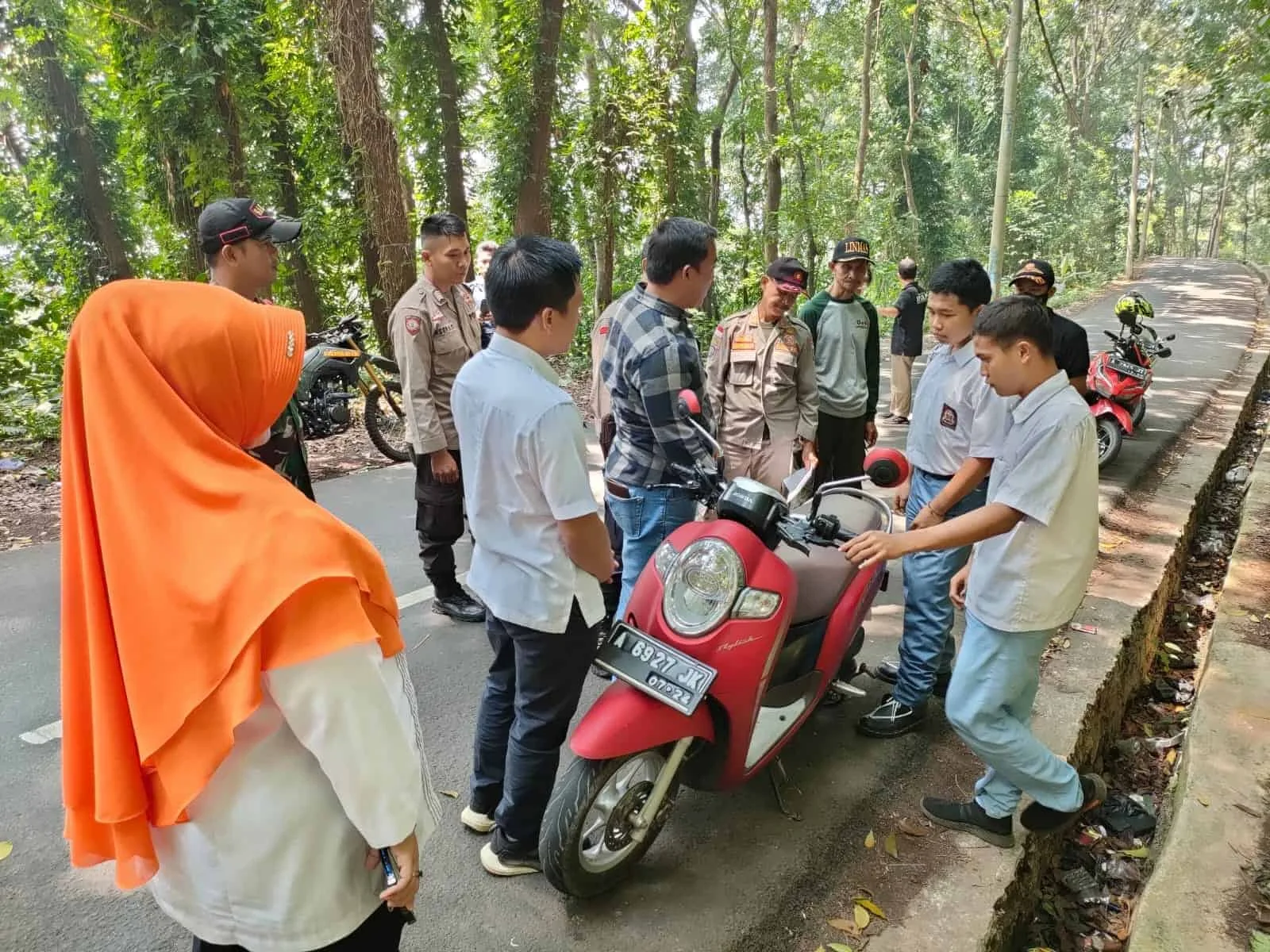 Petugas gabungan di Pandeglang, sweeping lokasi yang diduga tempat bolos dan nongkrong para pelajar, Kamis (24/8/2023). (FAHRIE/SATELITNEWS.COM)