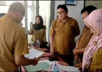 Plt Kepala Dinas Sosial (Kadinsos), Nuriah (kanan), memeriksa data hasil verifikasi dan validasi (Verval), Kamis (24/8/2023). (FAHRIE/SATELITNEWS.COM)