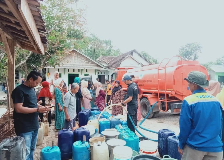 Penyaluran bantuan air bersih ke korban kebakaran, Pondok Pesantren Al Ibtida, Desa Pasirkadu, Kecamatan Sukaresmi, Kabupaten Pandeglang. (ISTIMEWA)