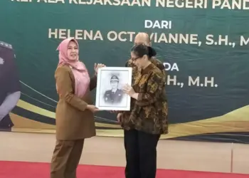 Kajari Pandeglang Helena Octavianne, yang digantikan oleh Damha, menerima cenderamata dari Bupati Pandeglang Irna Narulita, Senin (28/8/2023). (FAHRIE/SATELITNEWS.COM)