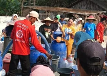 Penyaluran bantuan air bersih. (ISTIMEWA)