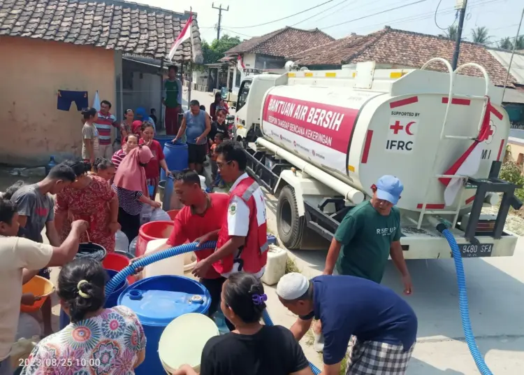 PMI Banten salurkan bantuan air bersih, kepada warga terdampak kemarau panjang, Kamis (31/8/2023). (SIDIK/SATELITNEWS.COM)