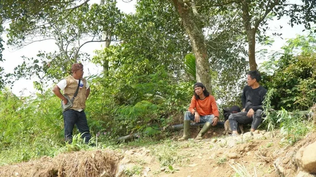 Lurah Juhut, M. Syahrul, berbincang dengan petani, Kamis (31/8/2023). (FAHRIE/SATELITNEWS.COM)