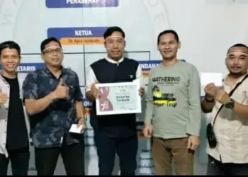 Juara 1 lomba catur, Masto (tengah), didampingi Juara 2 dan Juara 3, Kepala UPT Samsat Pandeglang, serta Ketua Porwan, berfoto bersama. (ISTIMEWA)