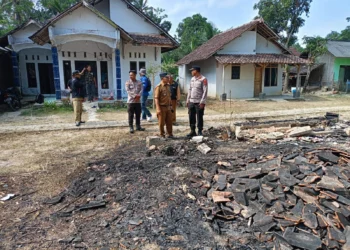 Jajaran pejabat Muspika tinjau lokasi kebakaran. (ISTIMEWA)