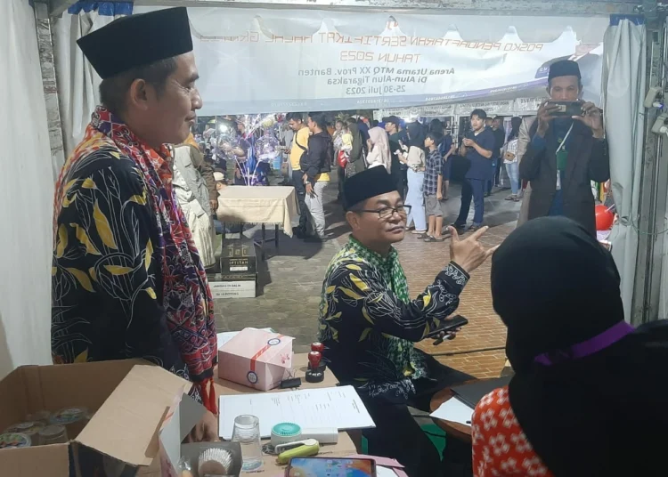 SERTIFIKASI: Satgas Halal Kemenag Kabupaten Tangerang tampak sedang melayani pengusaha atau pemilik produk makanan yang ingin mendaftar sertifikasi halal, saat pembukaan posko pendaftaran sertifikasi halal di event MTQ Provinsi Banten ke 20 di Alun-alun Tigaraksa beberapa waktu lalu. (ISTIMEWA