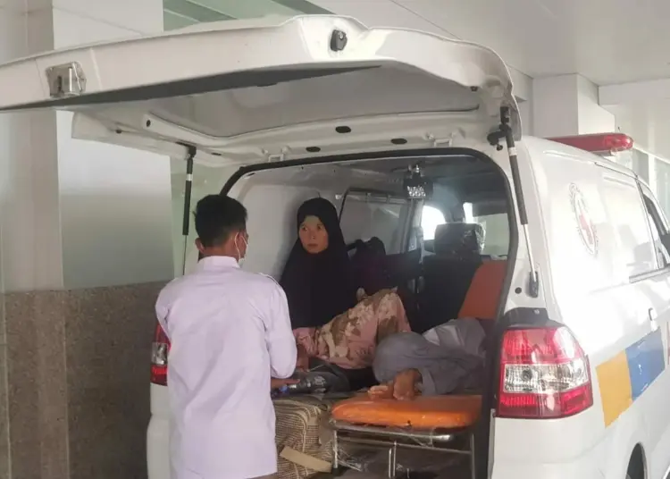 DIBAWA MOBIL AMBULANS–Pasien asal Pandeglang, dibawa kembali ke Pandeglang. Karena ditolak oleh pihak RSUD Banten, belum lama ini. (ISTIMEWA/SATELITNEWS.COM)