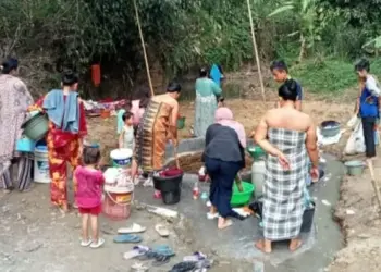 Kekeringan, Warga di Lebak Antre untuk Dapat Air Bersih