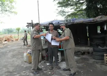 Satpol PP Kota Tangerang Tegur Pelaku Pembakaran Sampah Sebelum Beri Sanksi