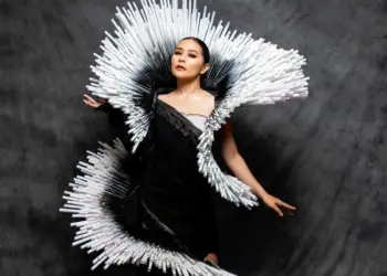 Prilly Latuconsina Pakai Kostum dari Sedotan di Jember Fashion Carnaval